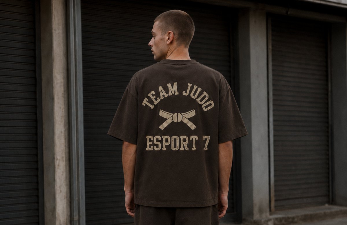 Camiseta con el escudo y el nombre del club estampados en la espalda