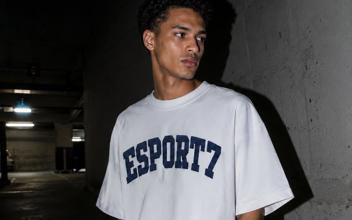 Miembro de Esport7 con la camiseta de la colección del club